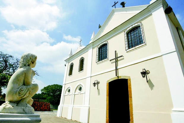 Fachada do Santuário de Cristo Crucificado, localizado Igreja de Nossa Senhora da Conceição, em Itaboraí – RJ.